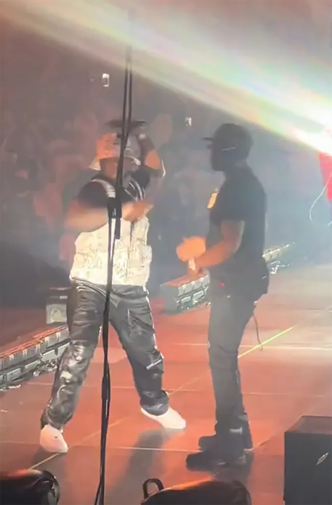 Se vio al rapero arrojando el micrófono en un ataque de rabia durante su concierto en el estadio Crypto.com de Los Ángeles.