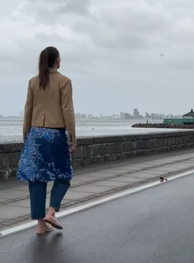 Alana caminó por una calle Rainway de Copenhague como su pasarela.