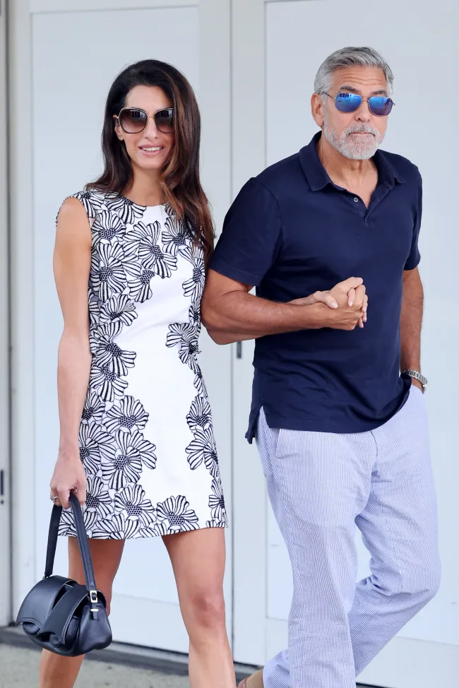 George y su esposa Amal Clooney lucían increíblemente elegantes cuando llegaron a Venecia el martes.