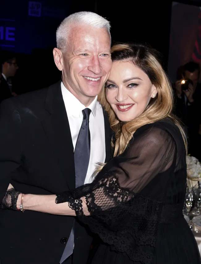 Anderson Cooper recordó su experiencia “mortificante” bailando en el escenario con Madonna en 2015.