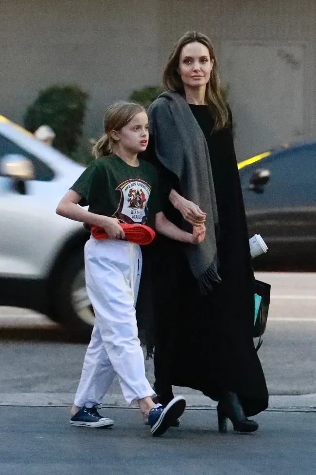“Ella no está enfocada en ser el centro de atención sino en ser un apoyo para otros creativos”, dijo Jolie sobre su mini-yo hija.