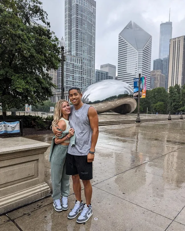 Ariana Madix y su nuevo novio Daniel Wai se acurrucaron juntos con zapatillas a juego durante un viaje a Chicago.