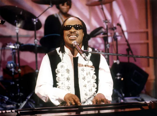 Mientras los comediantes esnifaban el polvo blanco ilícito, un Stevie Wonder inconsciente tocaba el piano cerca.