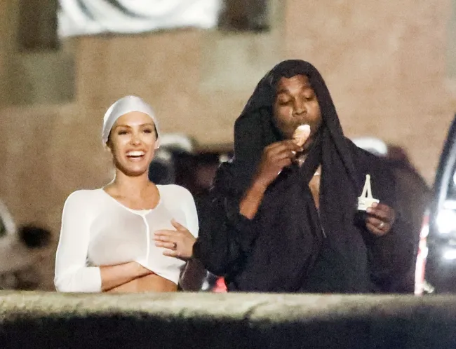 Kanye West y Bianca Censori eran todo sonrisas mientras tomaban un helado en Florencia el martes.
