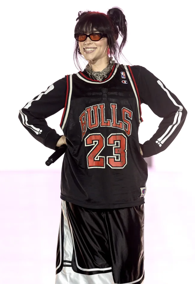 Eilish representó a Chicago luciendo una camiseta de los Chicago Bulls durante su actuación como cabeza de cartel.