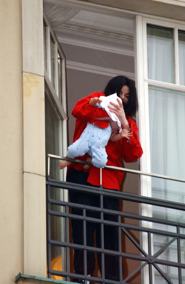 El cantante utilizó una madre sustituta para concebir a Blanket, a quien colgó de un balcón cuando era un bebé.