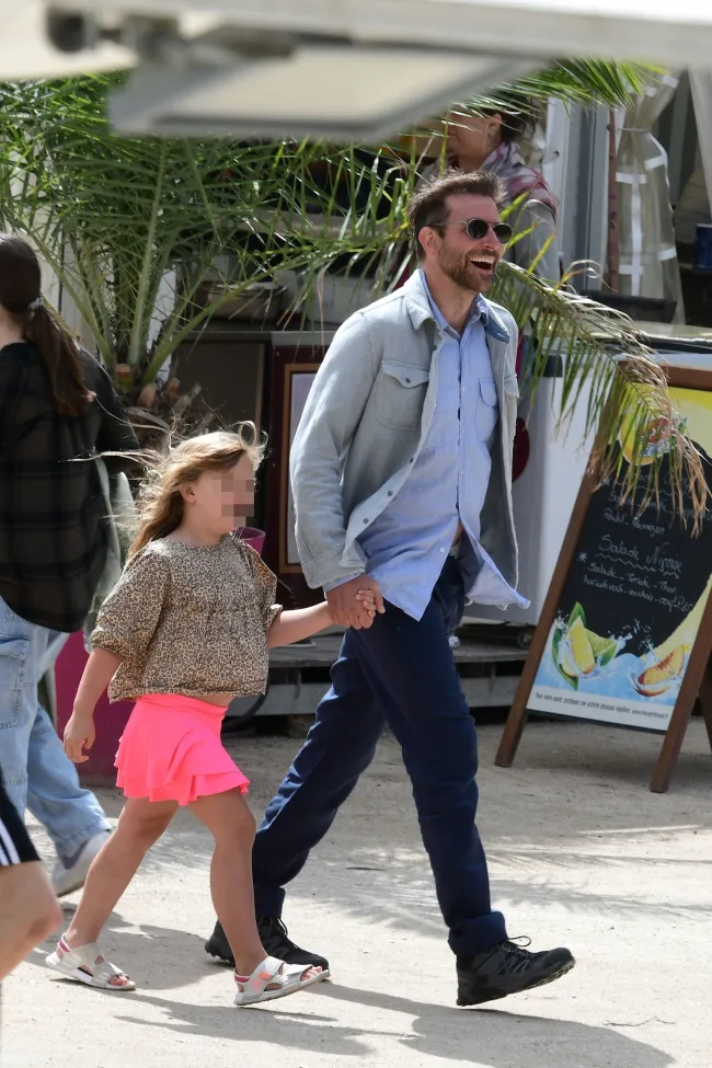 Bradley Cooper llevó a su hija a la feria durante el fin de semana.