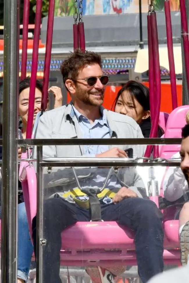 Bradley Cooper montando columpios en la feria