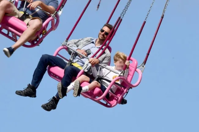 Bradley Cooper en la feria con su hija