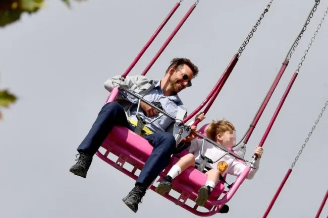 Bradley Cooper en la feria con su hija