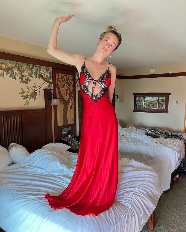 Brie Larson compartió una instantánea sin maquillaje con un sensual vestido rojo carmesí mientras estaba de vacaciones.
