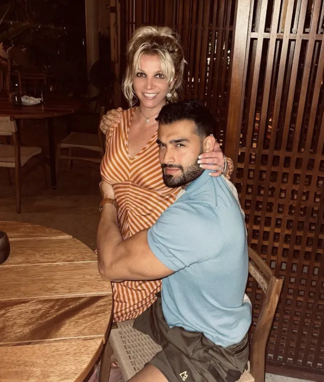Britney Spears y Sam Asghari ya no se hablan, y sus respectivos abogados de divorcio ahora manejan todas las comunicaciones entre ellos, según un informe.