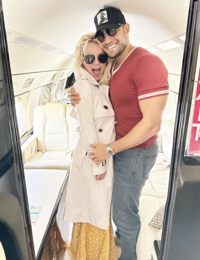 Según los informes, toda la comunicación entre la pareja ha terminado desde que Asghari empacó y se fue de la casa de la estrella del pop esta semana.