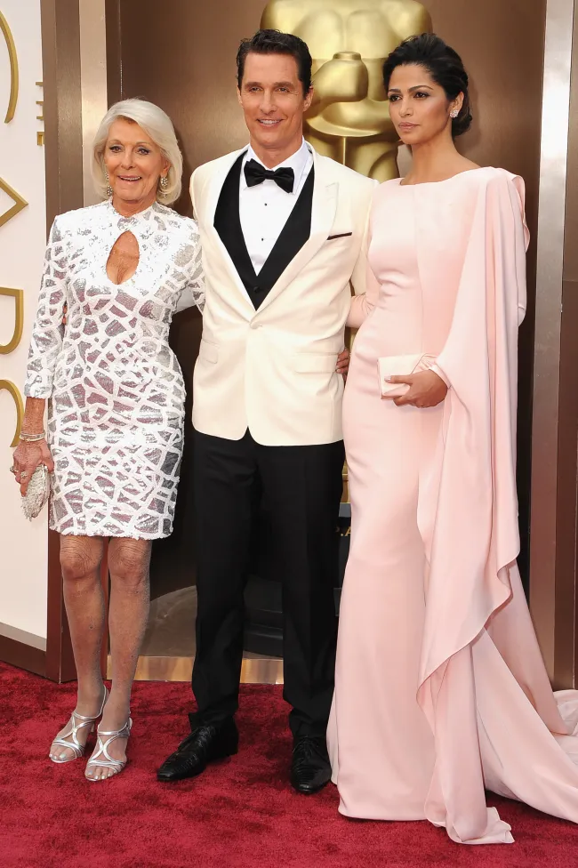 Camila Alves reveló que la madre de Matthew McConaughey, Mary McCabe (izquierda), solía 