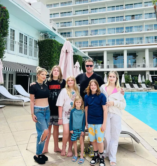 La estrella de “Beverly Hills, 90210” mudó a su familia a un motel económico y luego a una casa rodante.