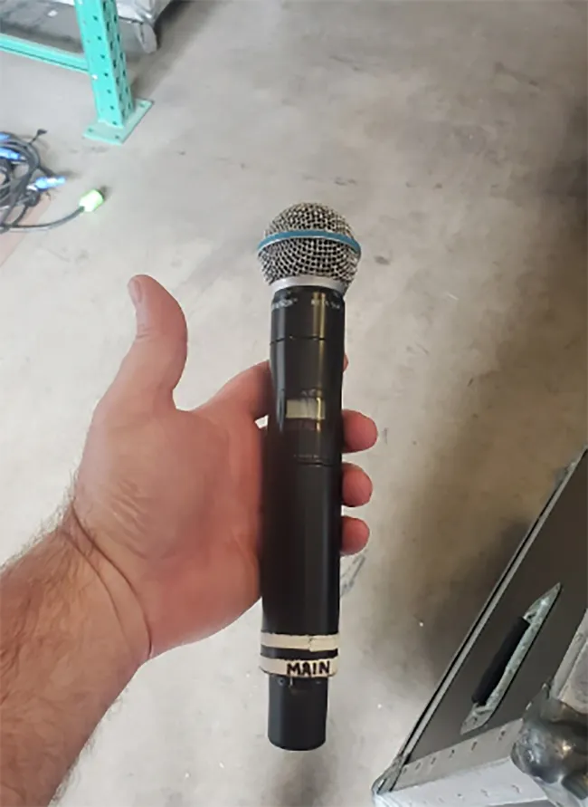 El micrófono ahora se vende en eBay con fines benéficos.