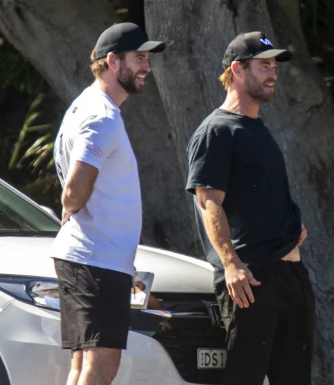 Chris Hemsworth y su hermano Liam Hemsworth se encontraron el viernes por la mañana temprano para hacer surf.