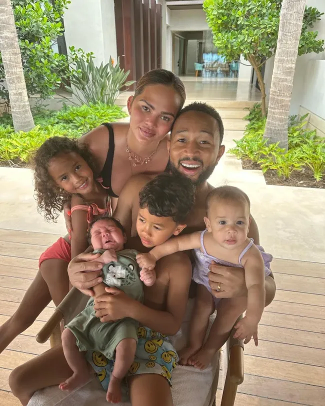 Chrissy Teigen y John Legend fueron de vacaciones por primera vez como “una familia de seis”.
