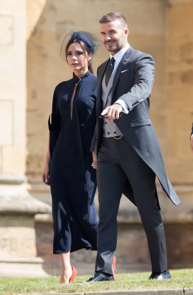 David y Victoria Beckham, vistos aquí en la boda de Harry y Markle en 2018, todavía son amigos de los Sussex, según nos dicen.