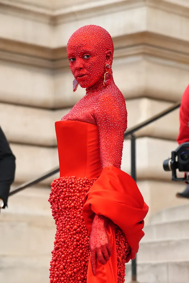 La rapera de “Kiss Me More” asistió a la Semana de la Moda de París cubierta de cristales.