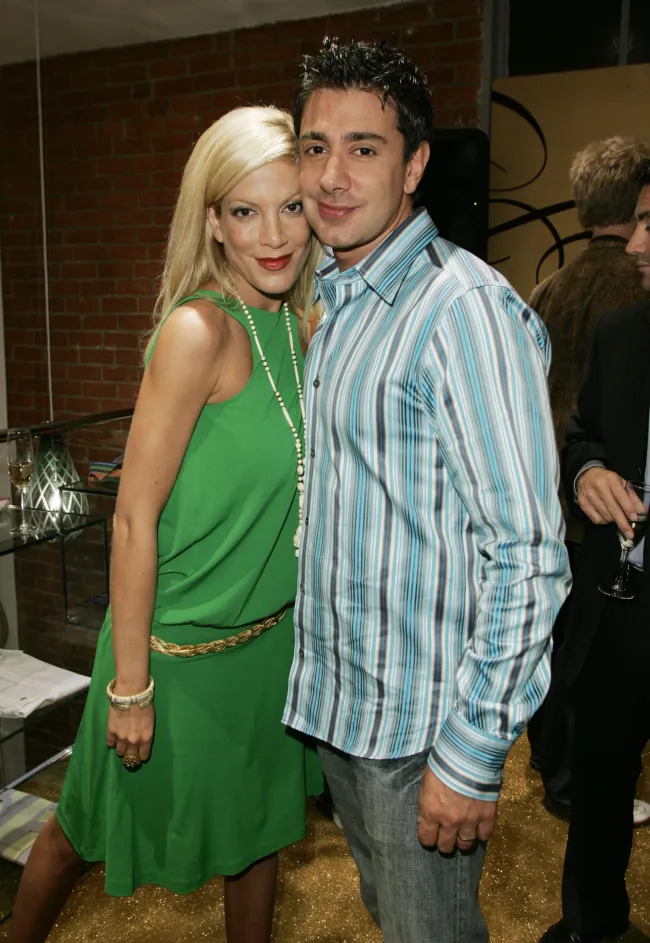 El guionista estuvo casado con Tori de 2004 a 2006.