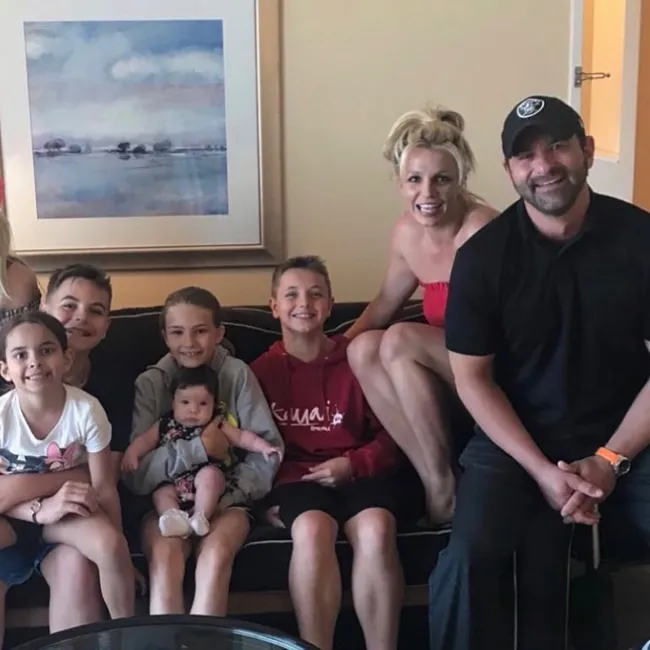 El hermano de Britney Spears, Bryan Spears, apoya a la estrella del pop en medio de su divorcio de Sam Asghari.