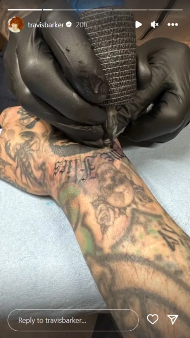 Travis Barker mostró su nuevo tatuaje en Instagram el domingo, con el diseño con un significado conmovedor para el baterista.
