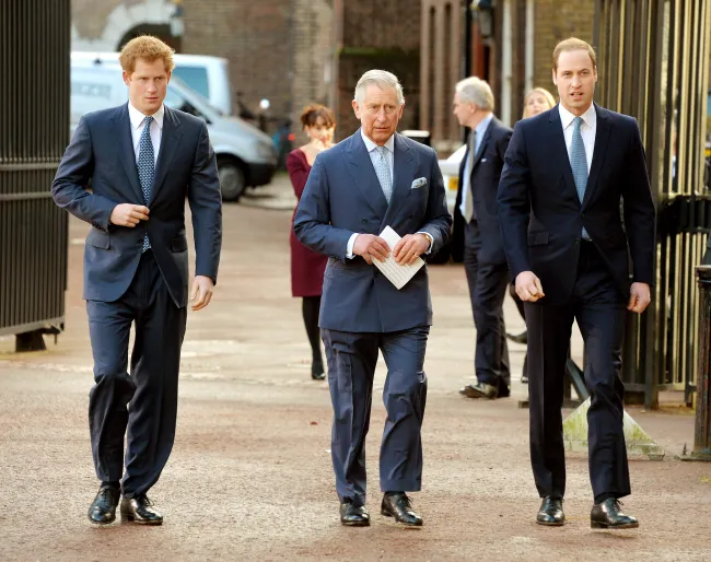 Harry afirmó que su padre, el rey Carlos III, ni siquiera lo abrazó después de la muerte de Diana.