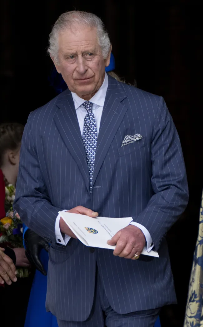 El rey Carlos no despojará al príncipe Harry y Meghan Markle de sus títulos reales en el corto plazo, según un experto real.