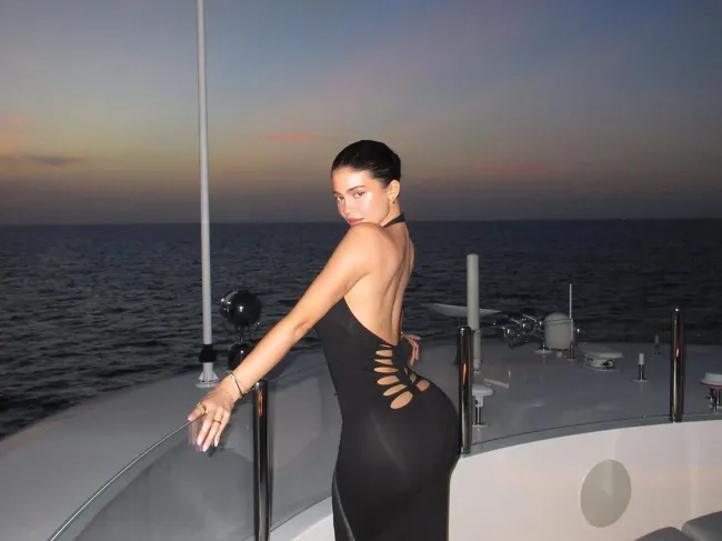 Kylie Jenner eligió un vestido vintage de Jean Paul Gaultier para las celebraciones de su 26 cumpleaños el jueves.