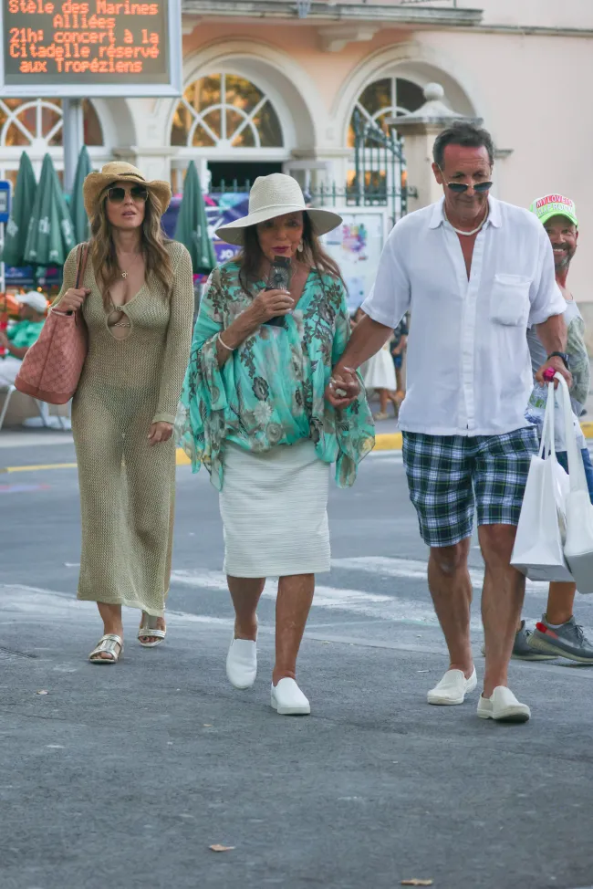 Elizabeth Hurley y su amiga de toda la vida, Joan Collins, lucieron glamorosas durante sus vacaciones juntas el sábado en St. Tropez.