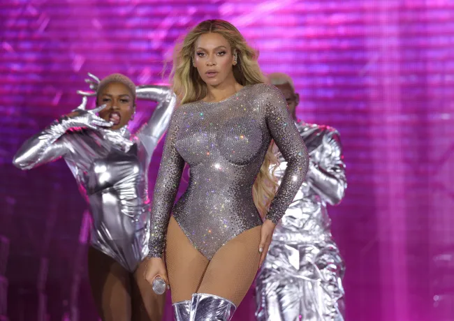 Algunos fanáticos de Beyoncé están luchando por encontrar ropa para la gira después de la solicitud de último minuto de la cantante.