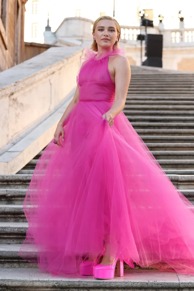 La actriz de “Mujercitas” lució el vestido translúcido en el desfile de Valentino en Roma.