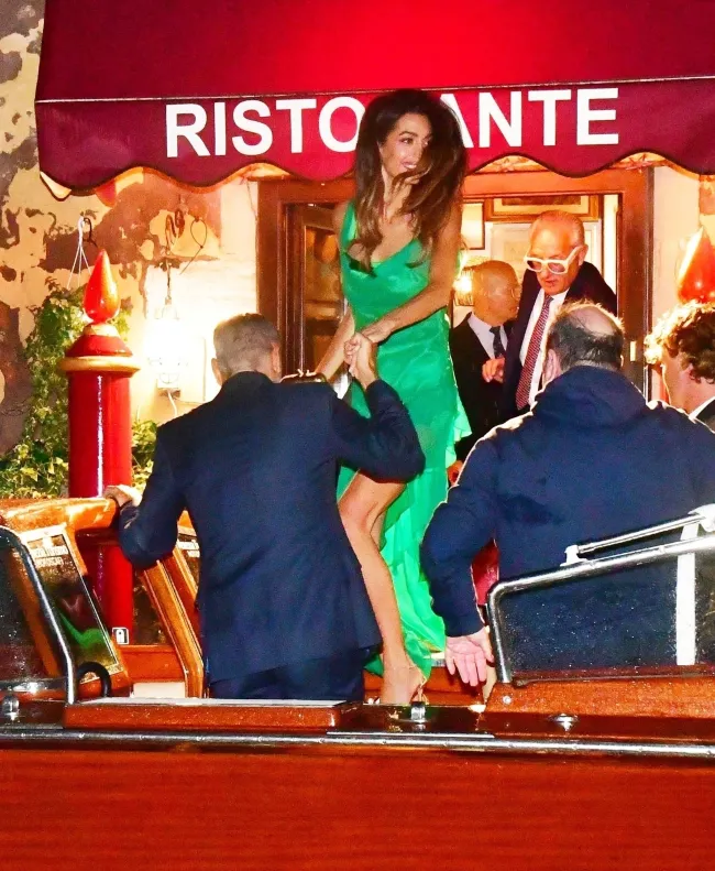 Amal Clooney lució un impresionante vestido de seda verde con una abertura hasta el muslo para su cita nocturna con George.