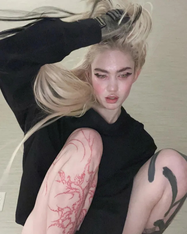 Para lucir bien, Grimes ha comenzado a hacerse tatuajes de “cicatrices alienígenas”.