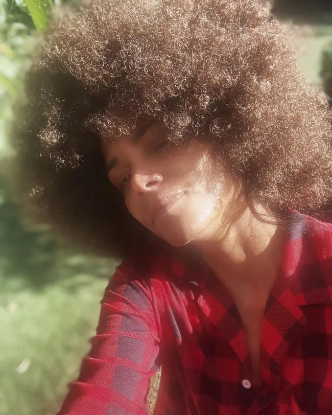 Halle Berry mostró su cabello natural en una dulce selfie con el título 