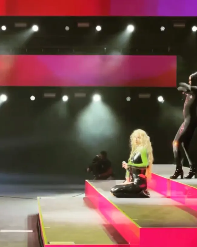 El concierto de Iggy Azalea en Arabia Saudita se vio interrumpido después de que sus pantalones se rompieran cerca de su muslo en el escenario.