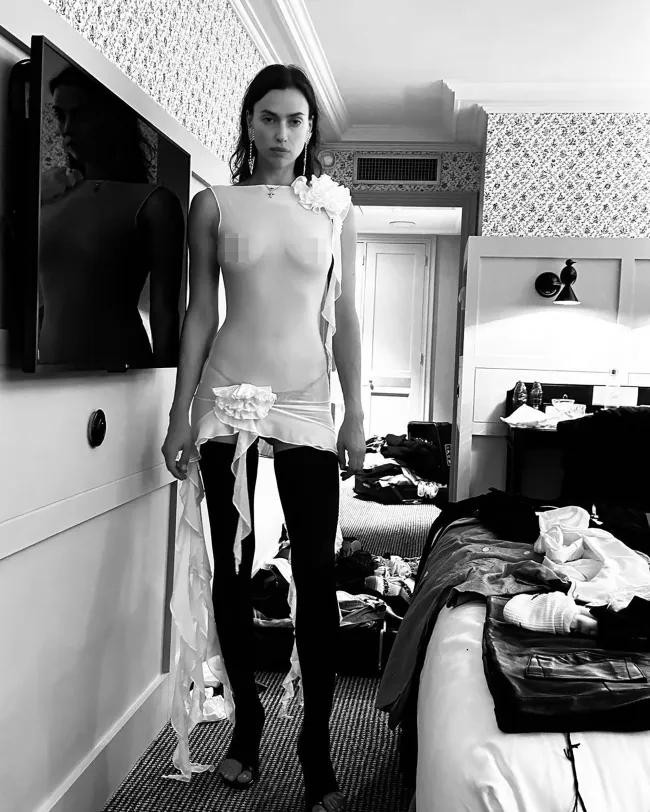 Irina Shayk compartió una foto en blanco y negro con un minivestido transparente después de sus vacaciones en Italia.