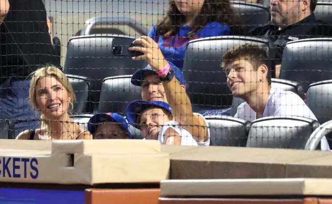 Kushner también tomó algunas selfies de su salida.