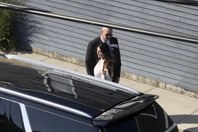 Lana Del Rey fue vista saliendo de un SUV negro para la boda.