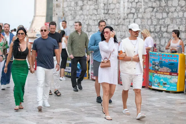 Katy Perry y Orlando Bloom fueron vistos en Croacia el miércoles junto a Jeff Bezos y Lauren Sanchez.
