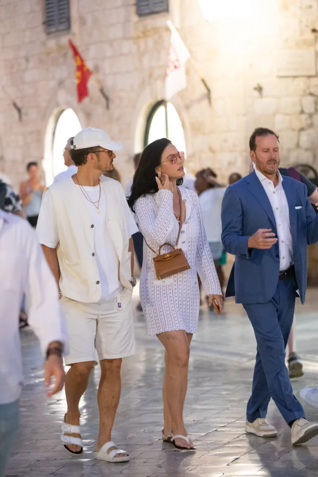Las parejas fueron vistas caminando por la calle principal de Dubrovnik.