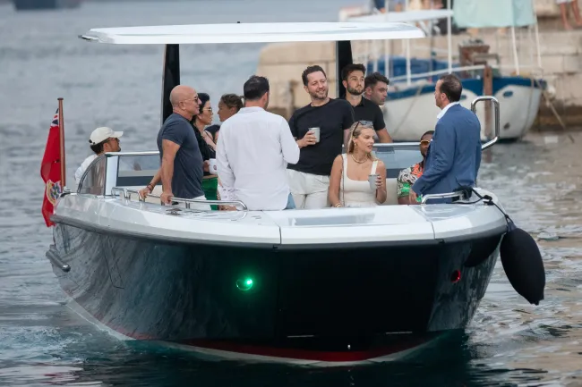 Los amigos famosos se dirigieron a un bote con varios otros.