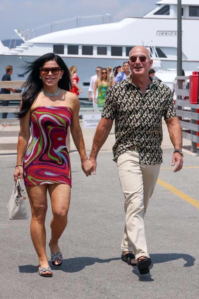 Jeff Bezos y Lauren Sánchez celebraron su compromiso con un pequeño grupo de amigos en Italia el miércoles.