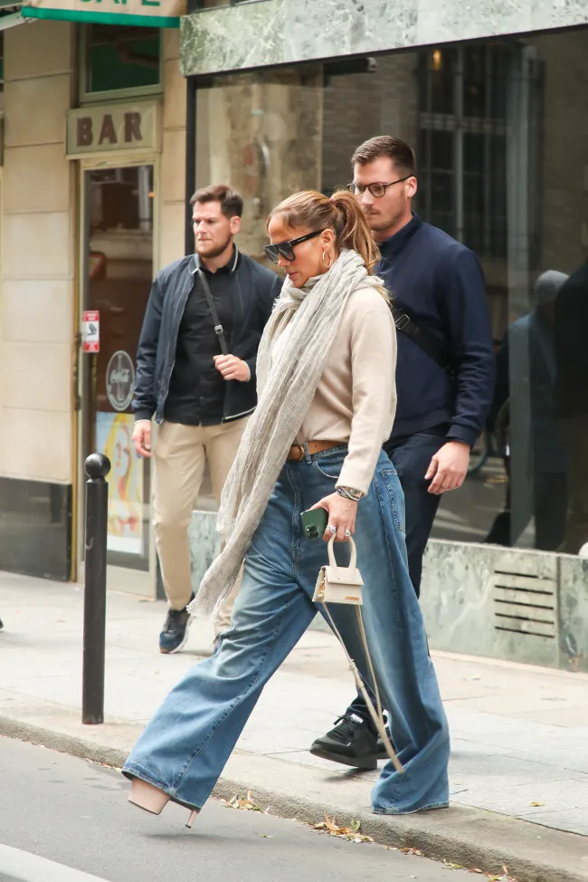 Jennifer Lopez llevó un bolso asequible (para ella) cuando fue de compras a París durante el fin de semana.