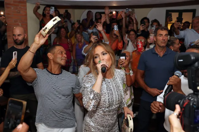 Jennifer López realizó una improvisada actuación de karaoke en un bar italiano.