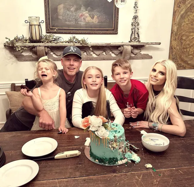 La familia de Jessica Simpson está “feliz” pasando el verano en Nashville.