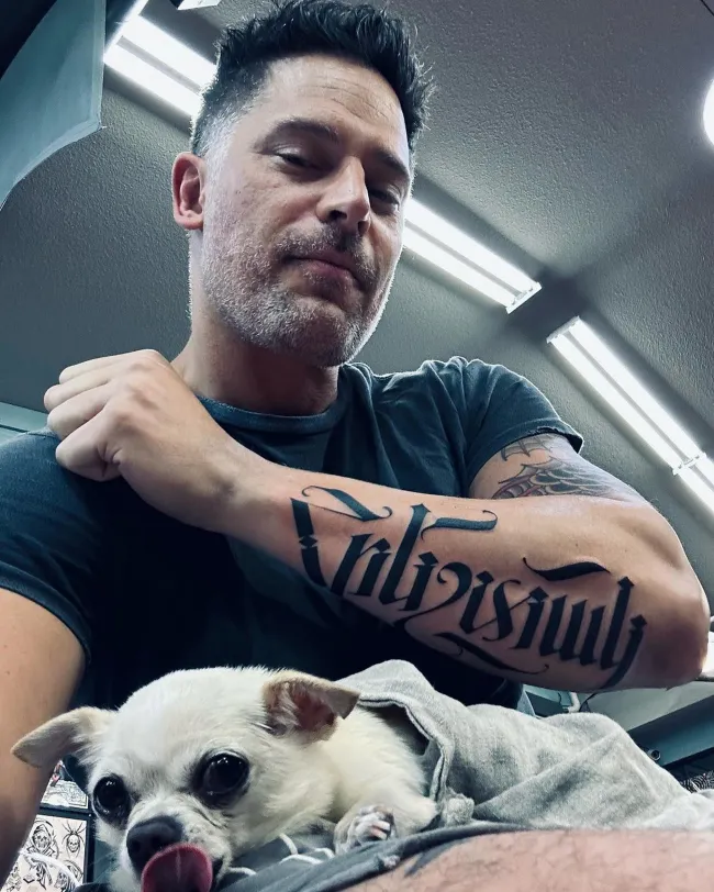 Joe Manganiello mostró su nuevo tatuaje el martes.