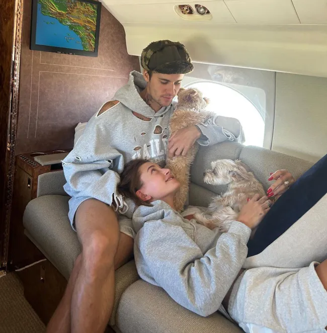 Justin y Hailey Bieber se vistieron elegantes para su vuelo privado.