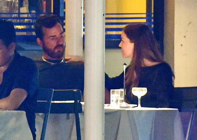 Justin Theroux y Nicole Brydon Bloom fueron vistos disfrutando de una cita nocturna en la ciudad de Nueva York el lunes por la noche.